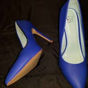 Blue pumps